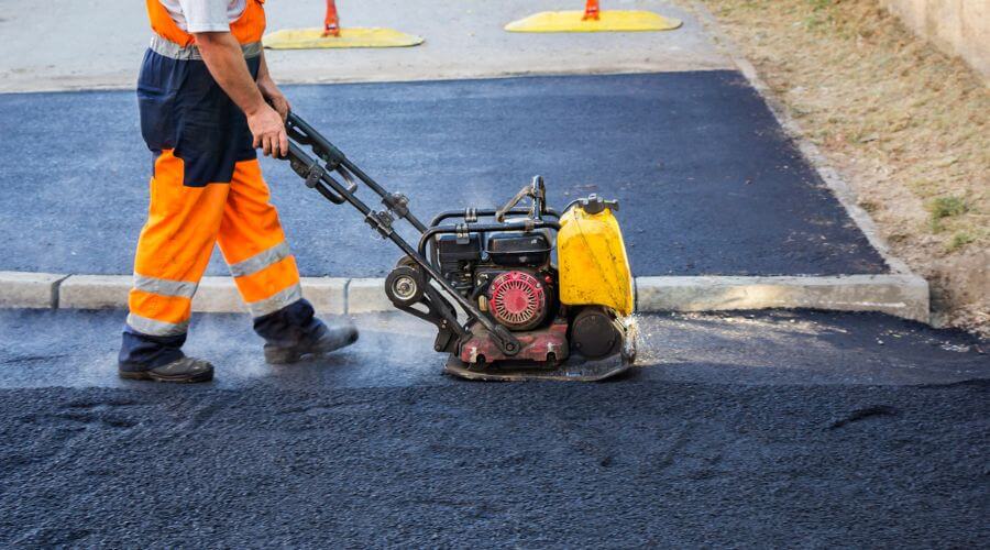 Professional gutter cleaning in Lakin, KS